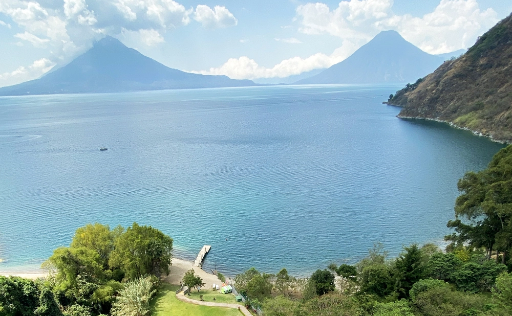 Lago de Atitlán y sus volcanes