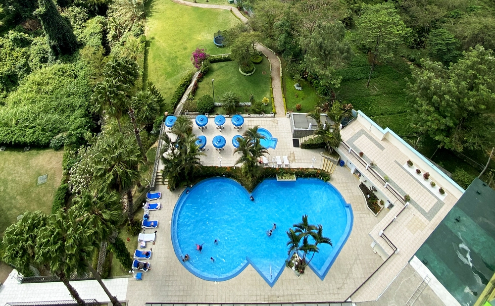 Vista aérea de la piscina del hotel