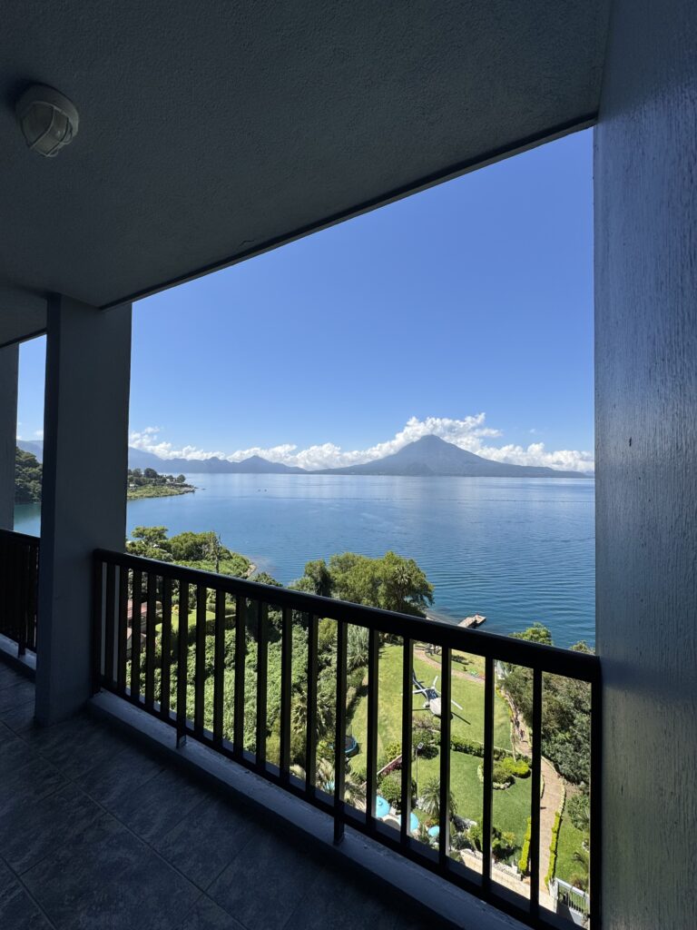Vista al Lago de Atitlán desde el balcón de la Habitación Estándar